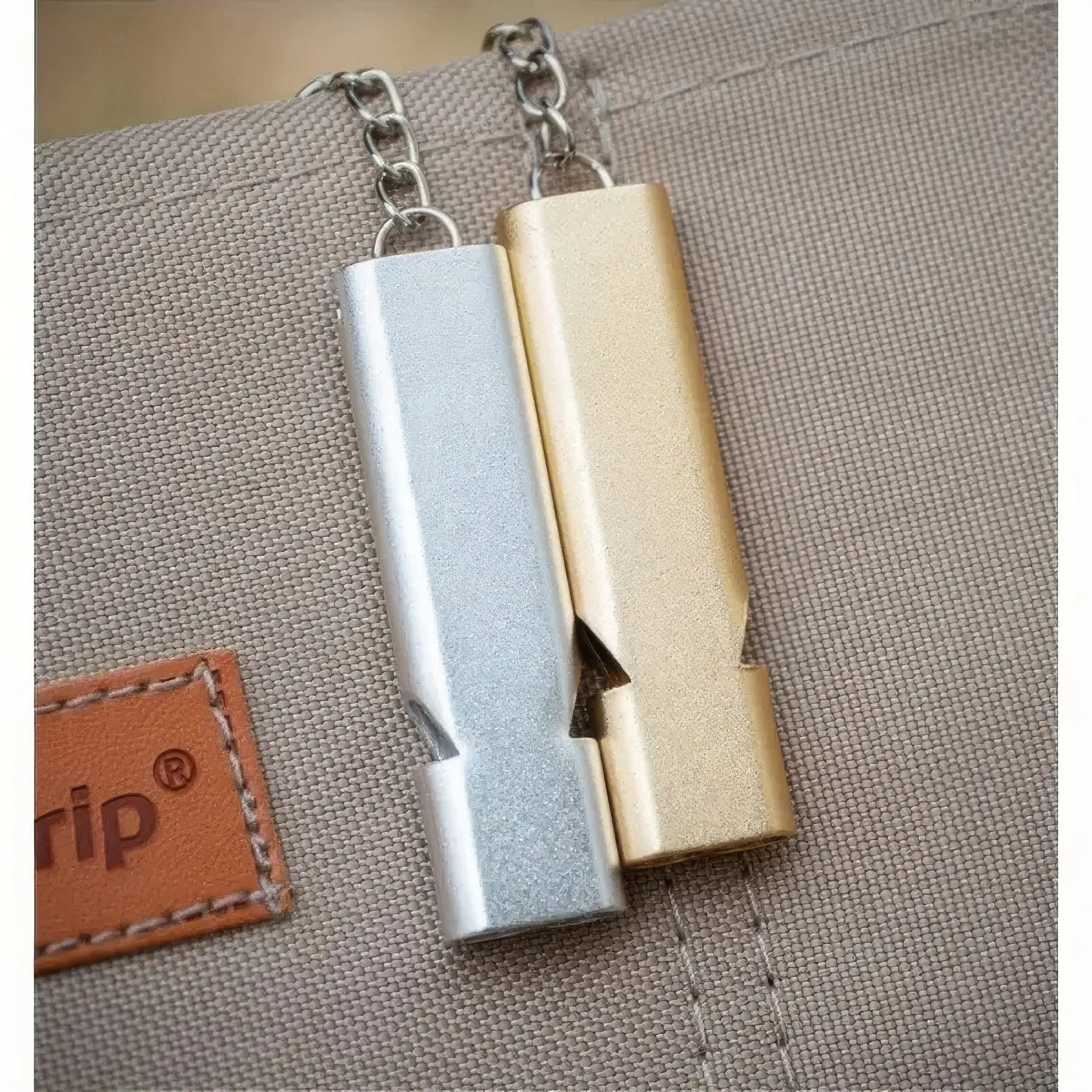 ゴールデンサバイバルホイッスル - 耐久性があり、5.7cmのコンパクトな金属製ホイッスルで、ゴールド仕上げが特徴です。