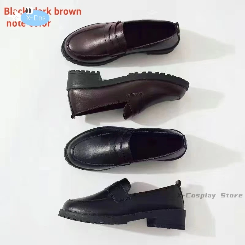 أليسا ميخايلوفا كوجو تأثيري زي ، زي مدرسة أنيمي ، لا يخفي مشاعرها في شعر مستعار روسي ، أحذية