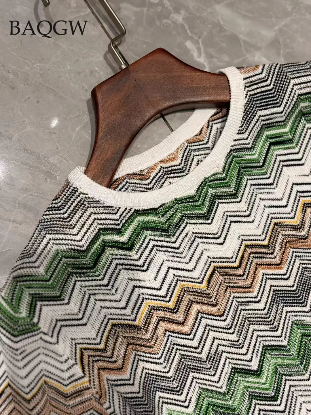 Kolorowa, prążkowana, dzianinowa mini sukienka damska, jesień 2025, okrągły dekolt, długi rękaw, vintage, dopasowana mini sukienka.