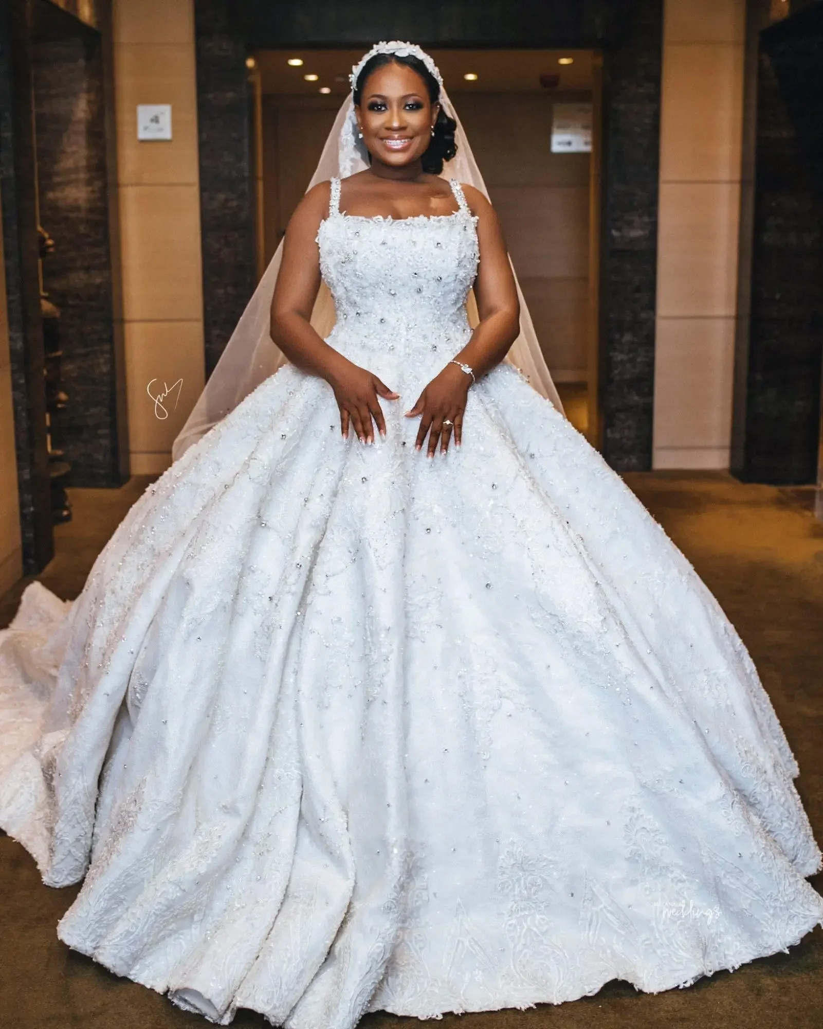 

Customized Plus Size Arabic Luxurious Lace Crystals Spaghetti Beaded Ball Gown Vintage Custom Made Wedding Bridal Dresses