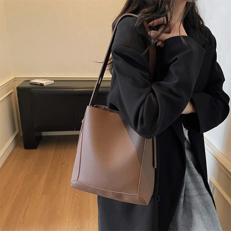 

Luxury Ladies Handbag Made of Pond-Printed Leather Boasting Trendy Paris Vintage Commuter Style