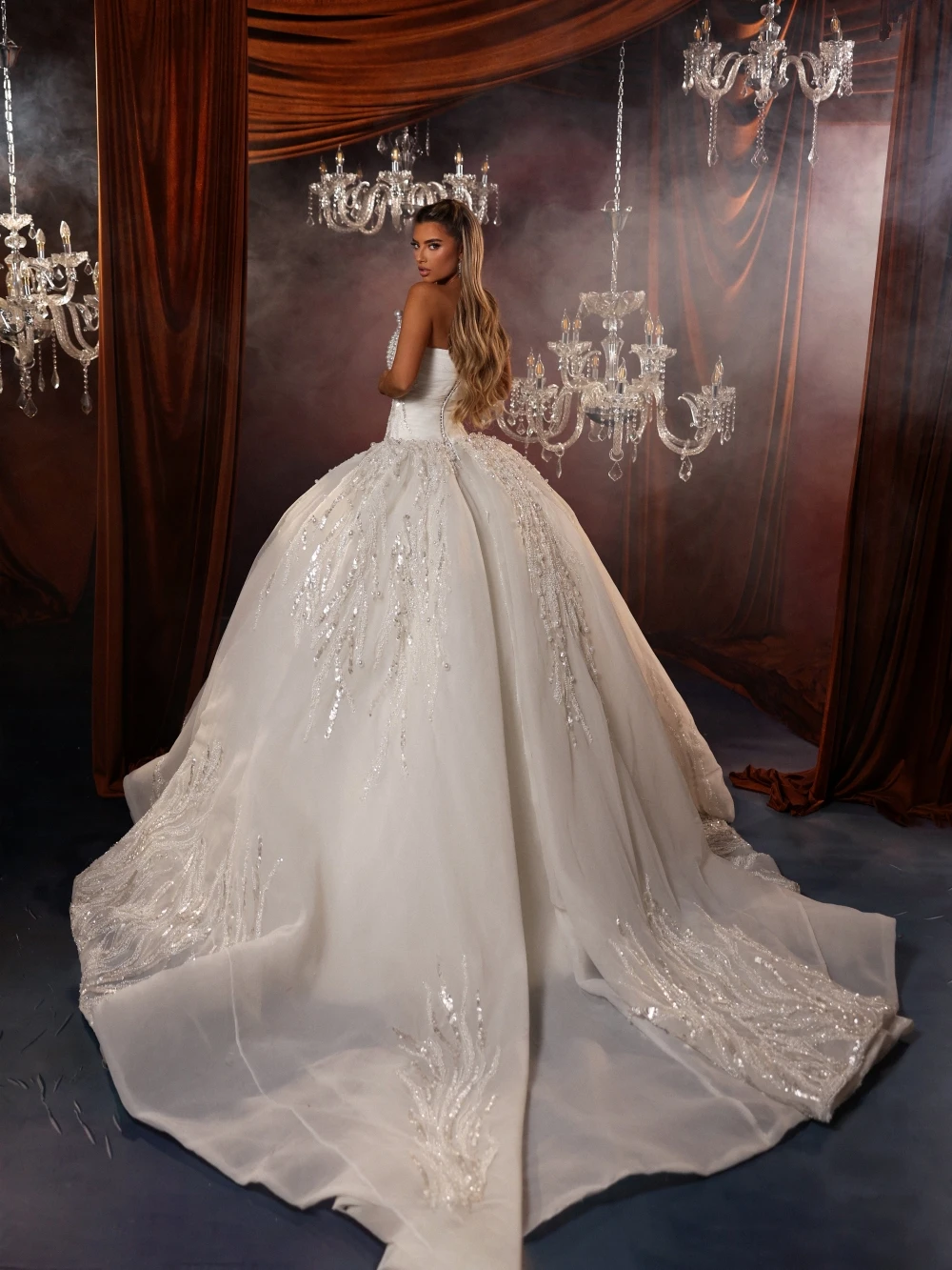 Luksusowa suknia ślubna księżniczki z cekinami i perłami, elegancka suknia bez ramiączek i rękawów, suknie ślubne szyte na miarę dla panny młodej.