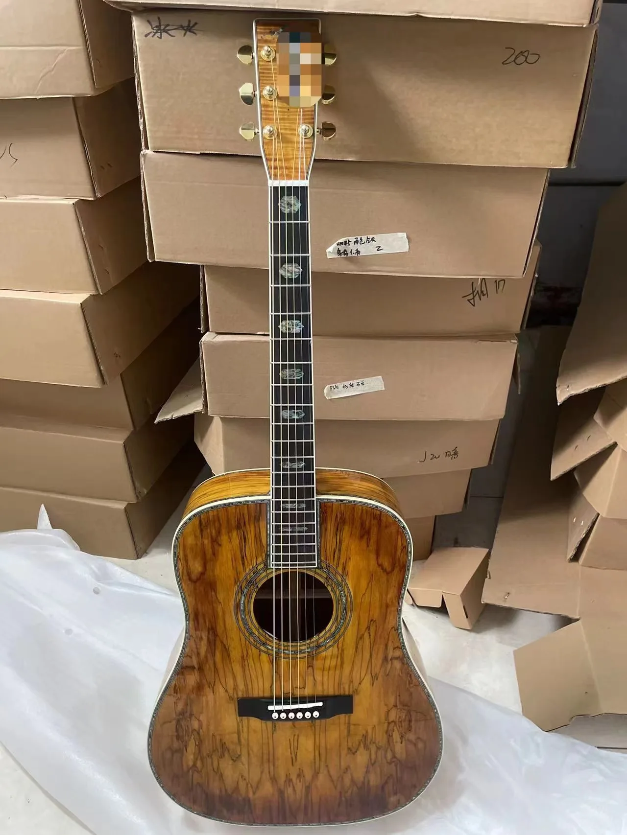 

41-inch luxury acoustic guitar. Geotext Side and Back, Ebony Fingerboard Abalone Shell Bound NO:2