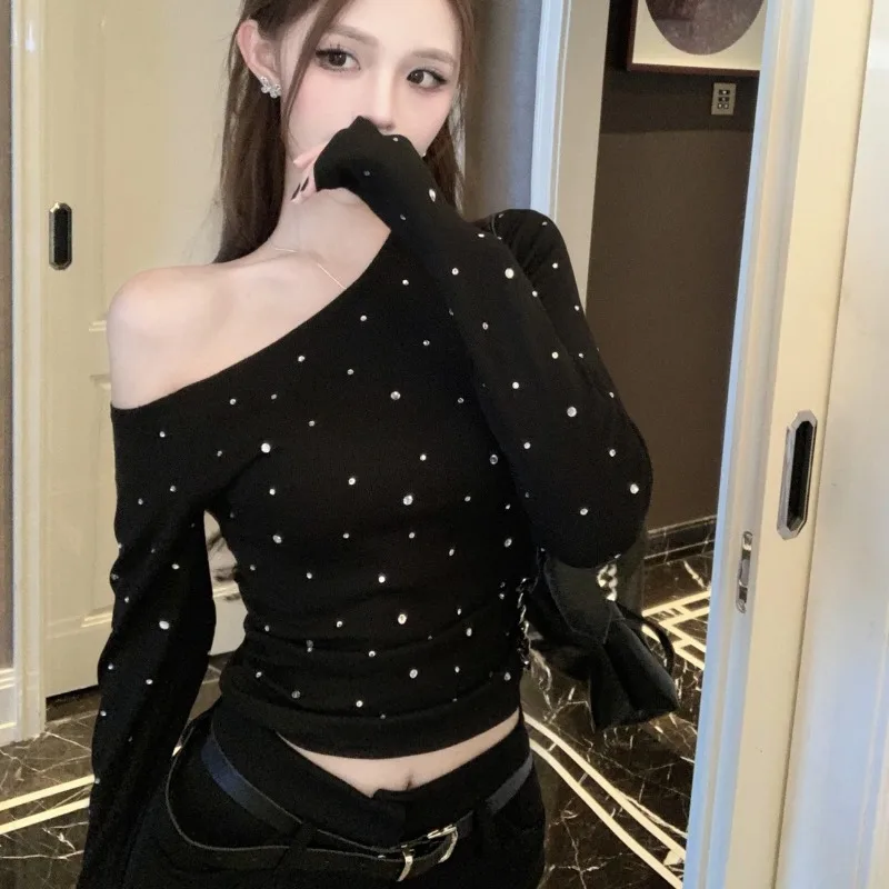 

Diamond-studded Off-shoulder Long-sleeved T-shirt for Women in Fall Pleated Slim-fitting Short Bottoming Top Q19