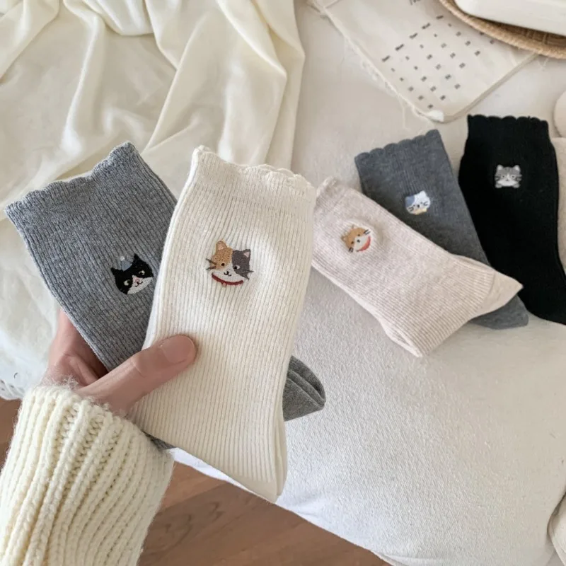 

5 пар женских носков: модные, универсальные, милые, новые, трендовые, удобные, с мультяшным принтом, вышивкой, дышащие, повседневные, средней длины.