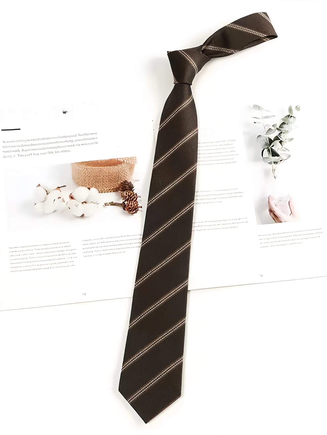 Eine handgefertigte, unisex, kaffeebraun gestreifte, handgebundene Krawatte im klassischen Stil, vielseitig einsetzbar, ein Muss für die Schulanfangssaison, erhältlich in mehreren Farben, kann mit Uniformen kombiniert werden, kann als Geschenk verschenkt werden. – Detail 1