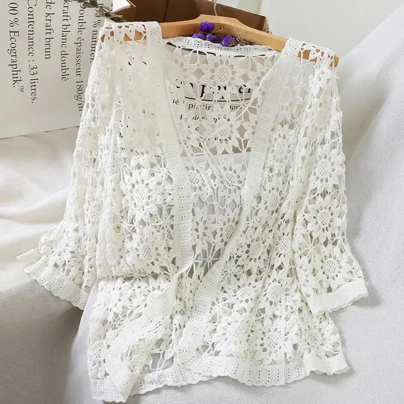 كيمونو سترة الشاطئ الأبيض الصيف سترة المرأة الجوف خارج بالأزرار الكروشيه قميص الصيف القمصان الكورية بلوزة الدانتيل