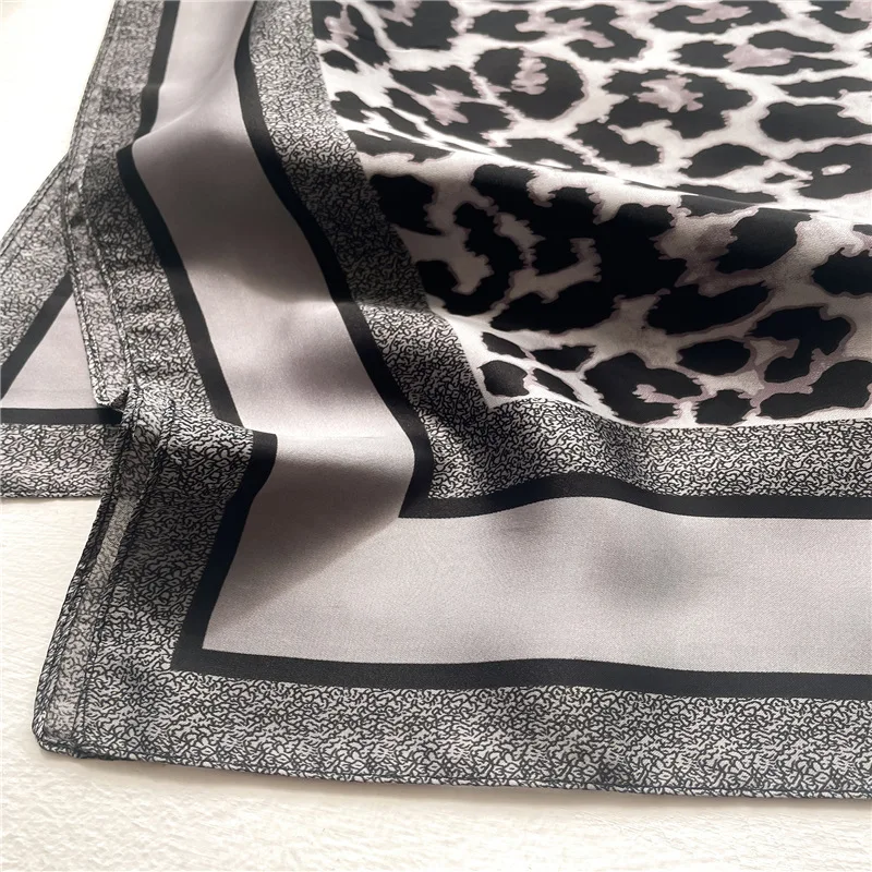 Modischer 70 * 70 cm Schal mit Leopardenmuster für Damen, Frühling/Sommer, weiche Satinränder, quadratisches Bandana, Sonnenschutzschals – Detail 8