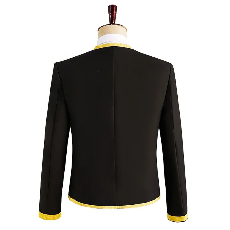 بدلة رجالية باللون الأسود المذهّب مع الذهب على طراز المحكمة الأوروبية للرجال برئاسة ملهى ليلي DJ أزياء قصيرة الزي العسكري ثوب الأداء