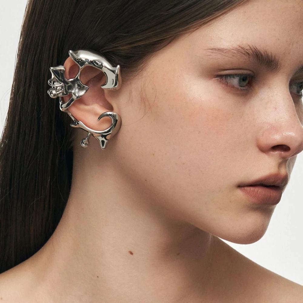 Clip per orecchio in osso a costine Cyberpunk unisex Hip Hop senza foratura Orecchino Rock argentato Fibbia per orecchio in metallo Accessori per gioielli di Halloween