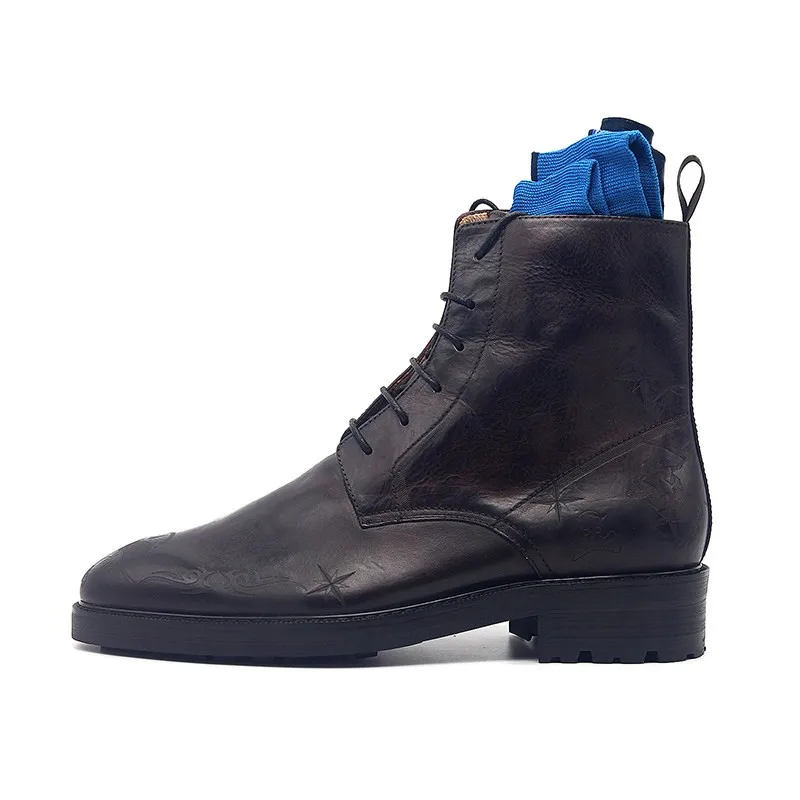 JINIWU 2026 Men Pointed Toe Fashion Boots Thick Sole Exquisite Carving Hand Painted Cow Leather Lace Up Elevated Boots
