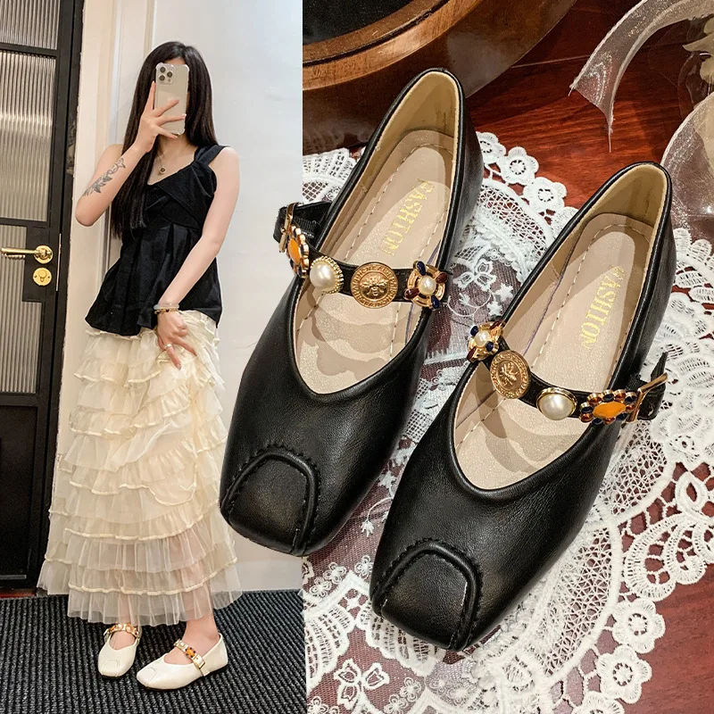 

Туфли Мэри Джейн на толстом каблуке. Элегантные классические туфли в стиле ретро с квадратным носком. Удобная мягкая женская обувь на низком каблуке с мелким вырезом.