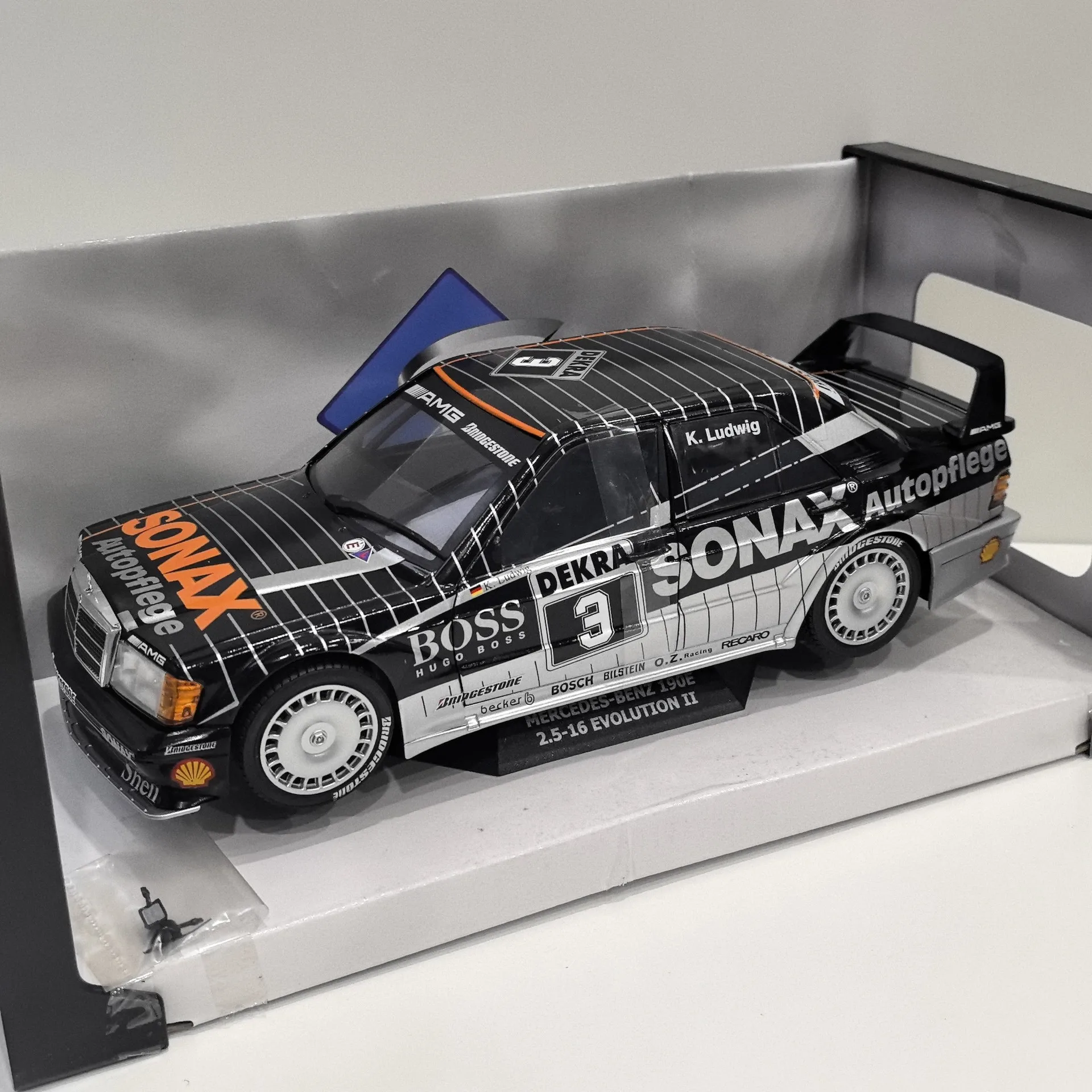 

Diecast SOLIDO 1/18 Scale BENZ 190E 1992 #3 EVOII DTM Benz Alloy Car Model Collectible Toy Gift Souvenir Display Ornament
