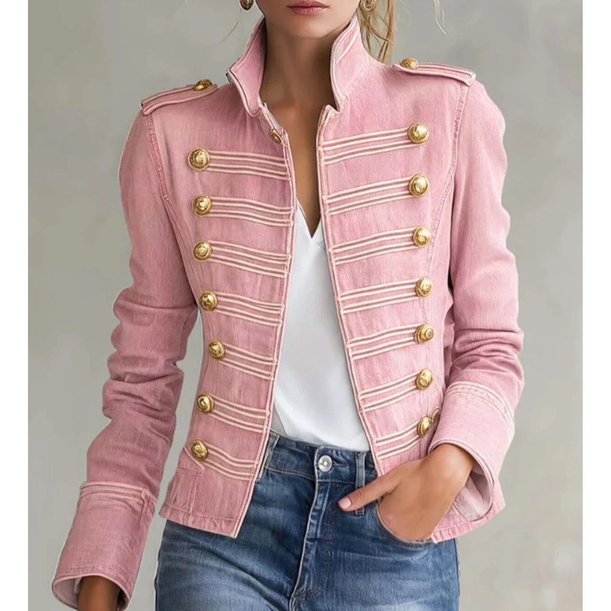 Chaqueta vaquera corta de estilo militar en color rosa para mujer, con cuello alto, doble hilera de botones dorados y corte ajustado, ideal para un look vintage y urbano.
