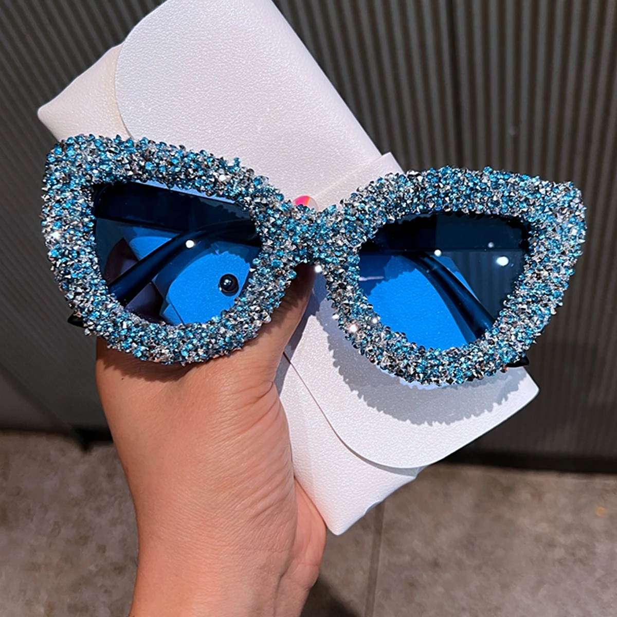 Luksusowe błyszczące markowe designerskie okulary przeciwsłoneczne damskie Retro różowe niebieskie Vintage modne okulary przeciwsłoneczne kocie oczy dla pań UV400 Sunnies