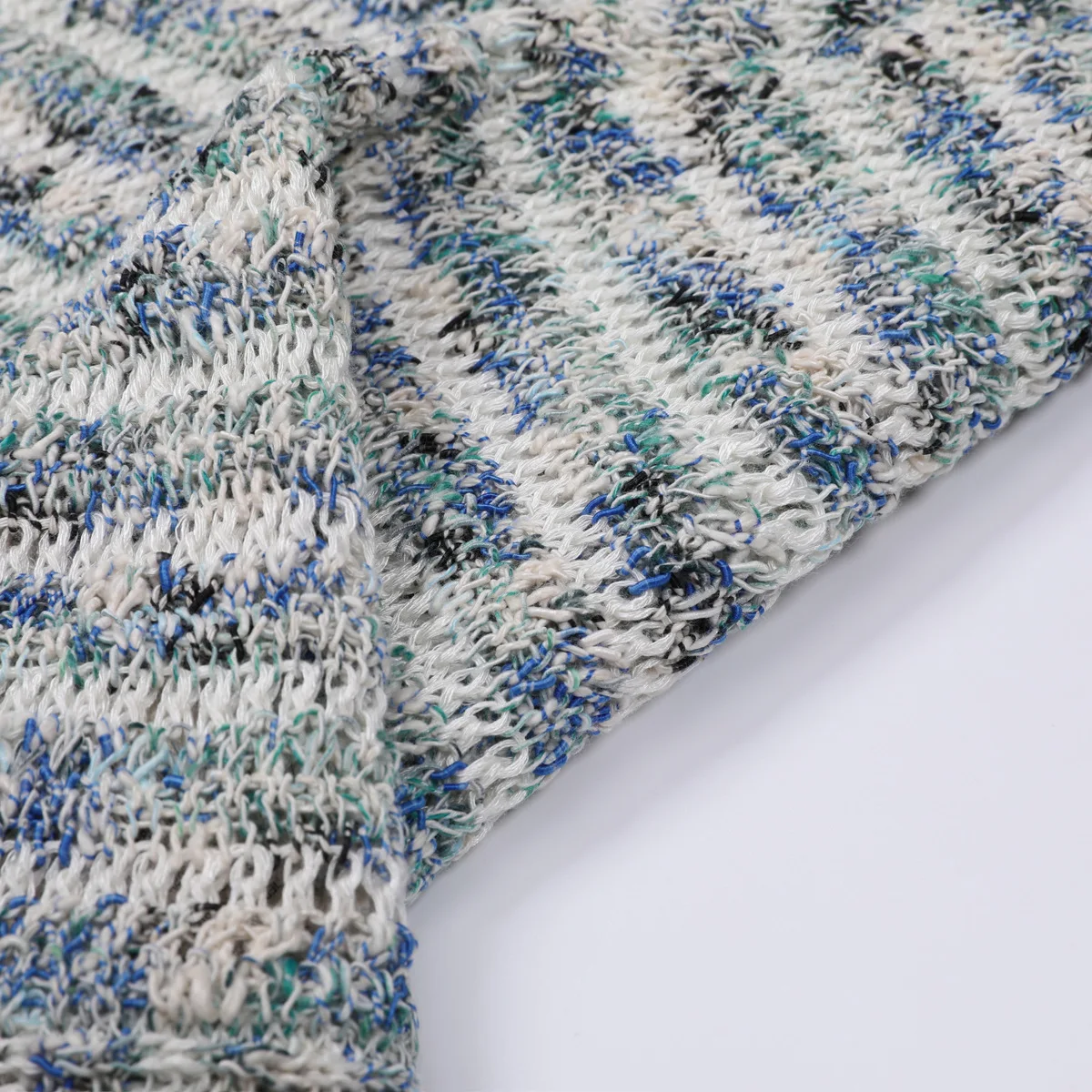 Sukienka dzianinowa bez rękawów w bloki kolorów i paski, modna, popularna wśród influencerek, dostępna od ręki, wysoka jakość.