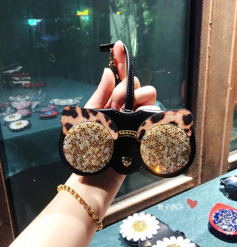 Diamond-embedded cute glasses clip, stylish sunglasses case, portable sunglass holder protective cover, unisex bag charm - Image 2