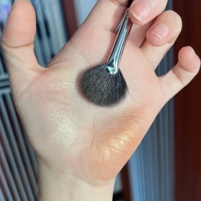 Pinceaux de maquillage en forme d'éventail, 1 pièce, manche noir, Blush, surligneur, partie visage, poudre libre, outils de beauté