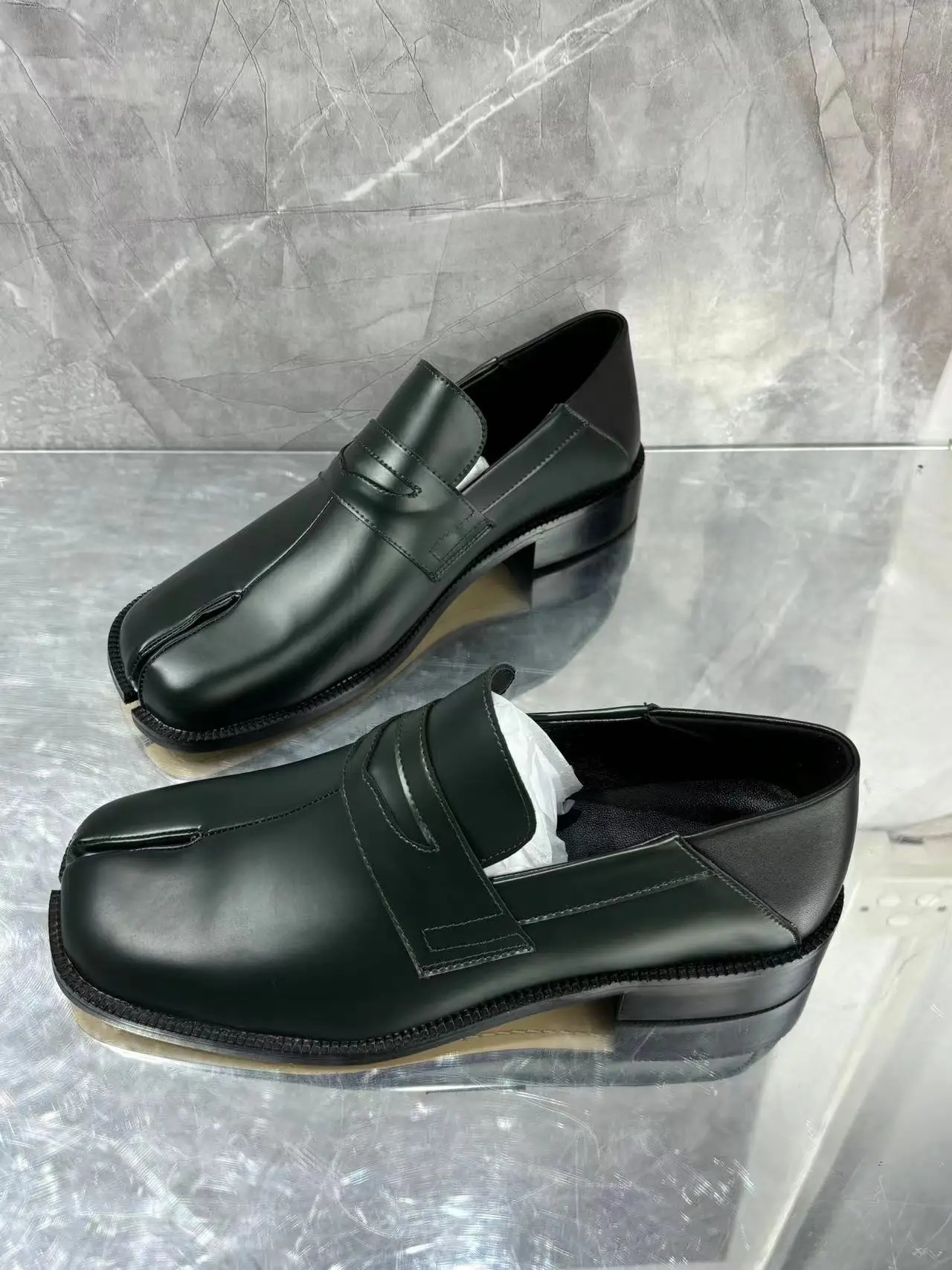 Nowy styl Tabi Toe Męskie skórzane mokasyny Ciemnozielony Czarny Mieszany kolor Slip On Square Heel Męskie pojedyncze buty na co dzień