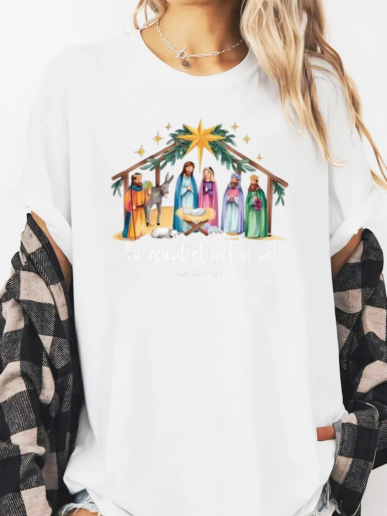 

Рождественская сцена. Большой подарок всех рождественских женщин. Женская футболка с длинными рукавами. Повседневная праздничная одежда. Белая одежда больших размеров.