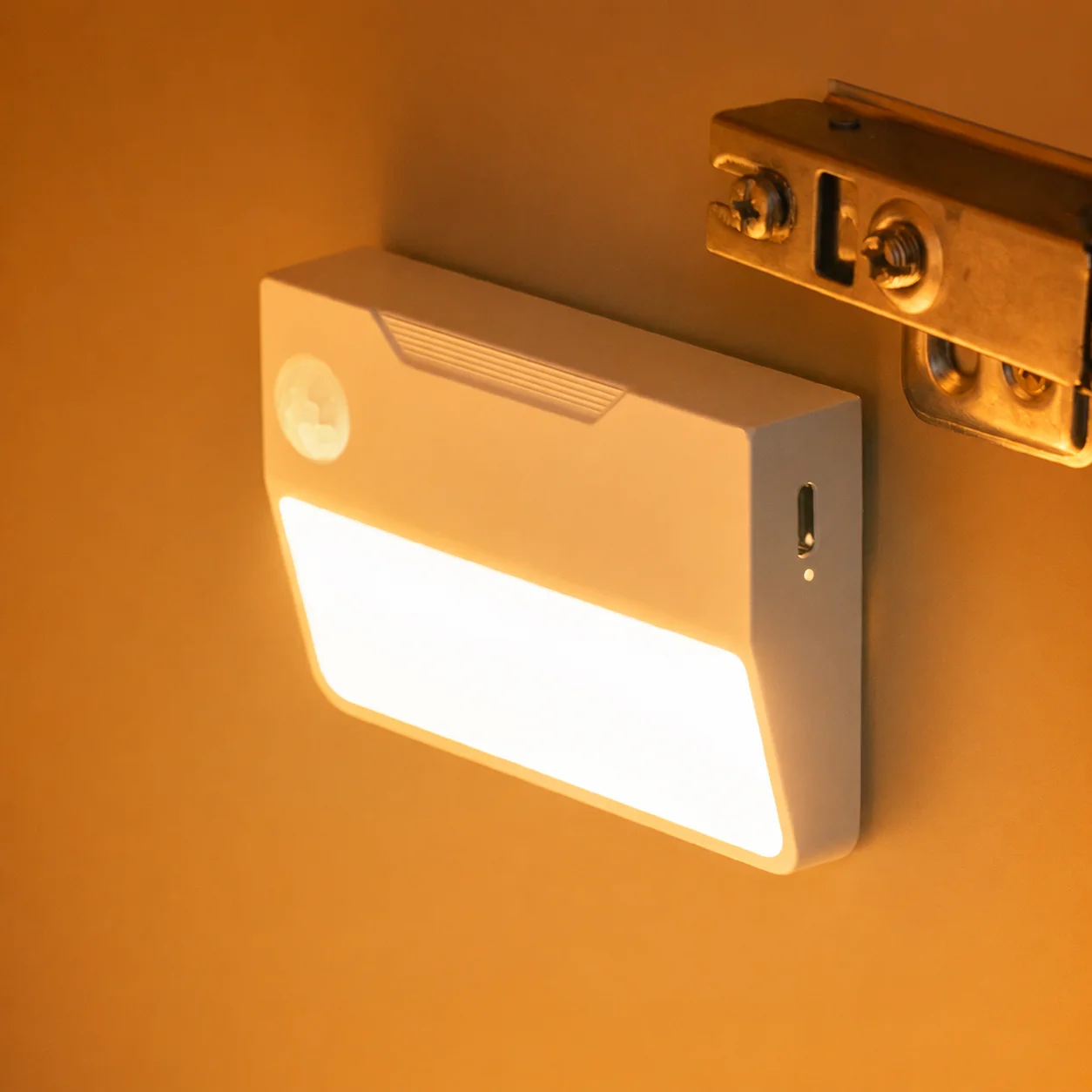 Nighttime Human Body Automatic Induction Light: Lights Up , Bedroom Bedside Charging Smart Night Light for Doorstep Entry