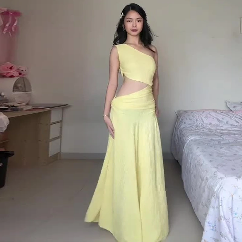 المرأة الصيف أنيقة فستان ماكسي أصفر غير المتكافئة الرقبة بلا أكمام قطع الخصر سليم صالح فستان طويل موضة 2025 وصول جديد