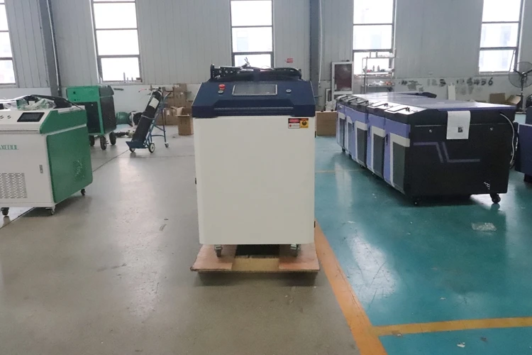Zdjęcie 3: Maszyna do czyszczenia laserowego o mocy 6000W do usuwania rdzy, farby i oleju, laserowa maszyna do usuwania farby z metalu, laserowa maszyna do czyszczenia.