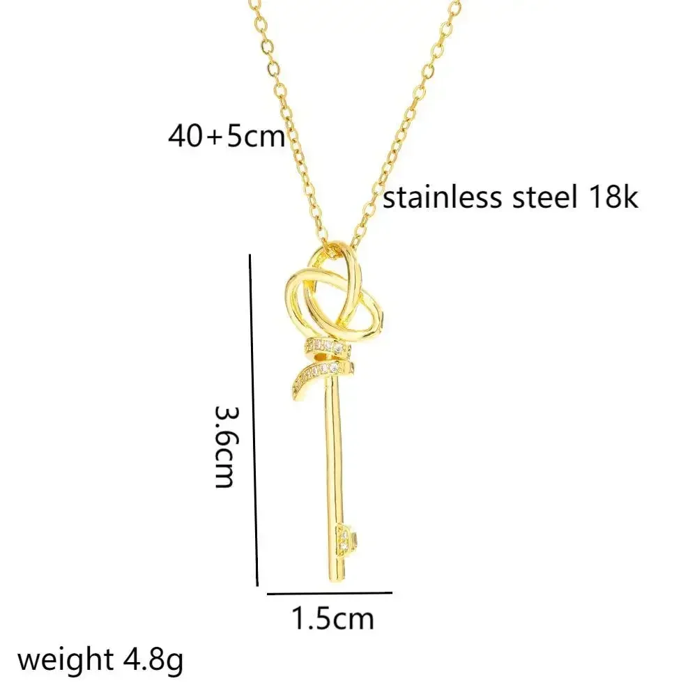 Deze semi-diamant titanium stalen damesketting met een knoop, met een sleutel met gedraaide lijnen,