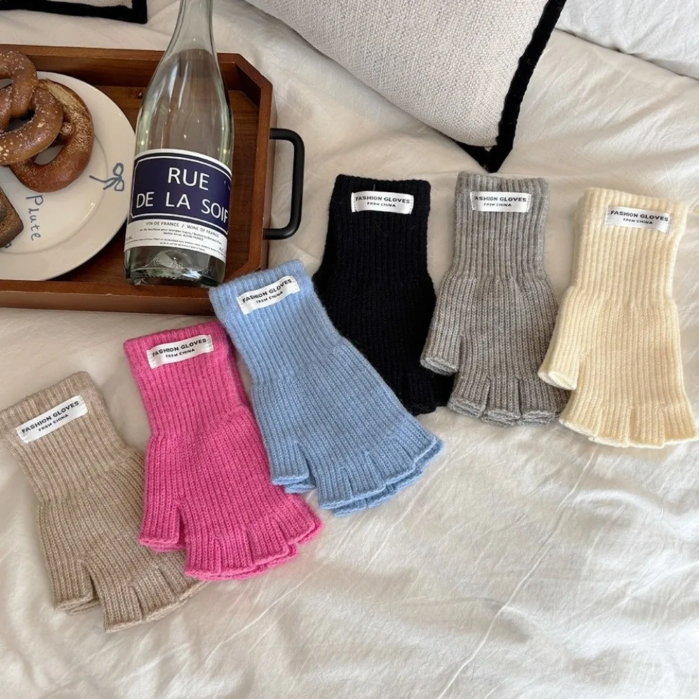 قفازات محبوكة سميكة على الموضة تحافظ على الدفء شاشة اللمس قفازات مقاومة للبرودة بلون سادة نصف اصبع قفازات النساء