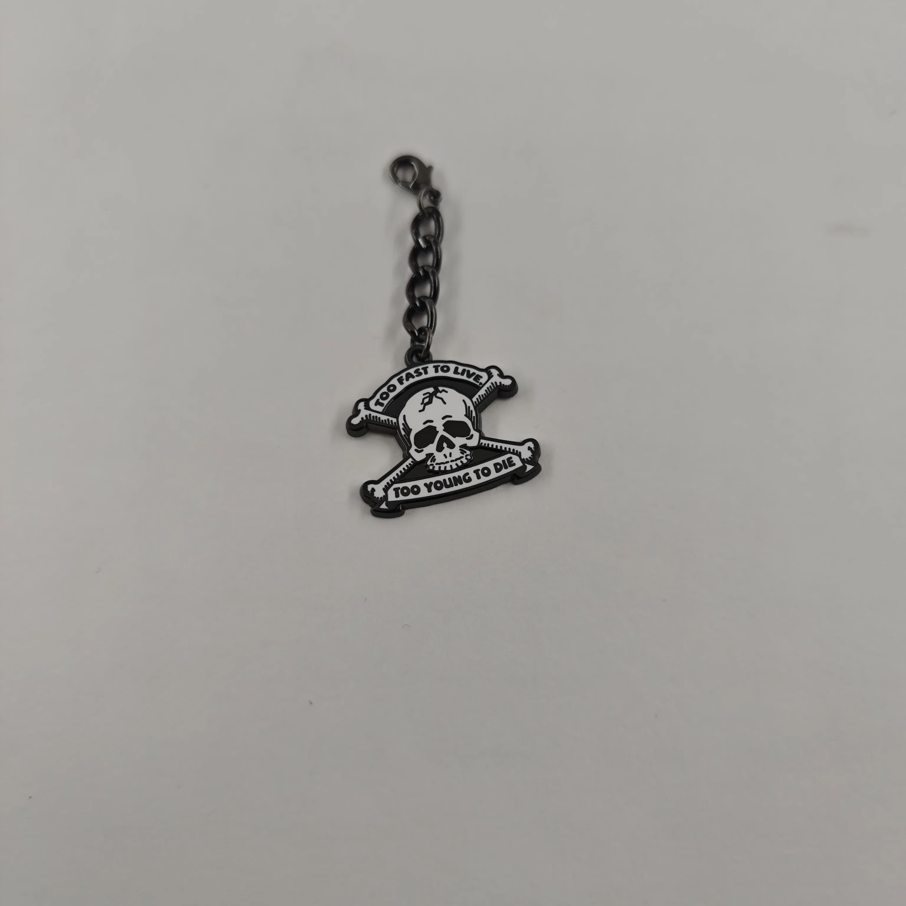 Zu schnell, um zu leben, zu jung, um zu sterben Schlüsselanhänger Vintage Punk Rock Totenkopf Kreuzbeine Metall Schlüsselring Gothic Taschen- und Autoanhänger Geschenk – Detail 4