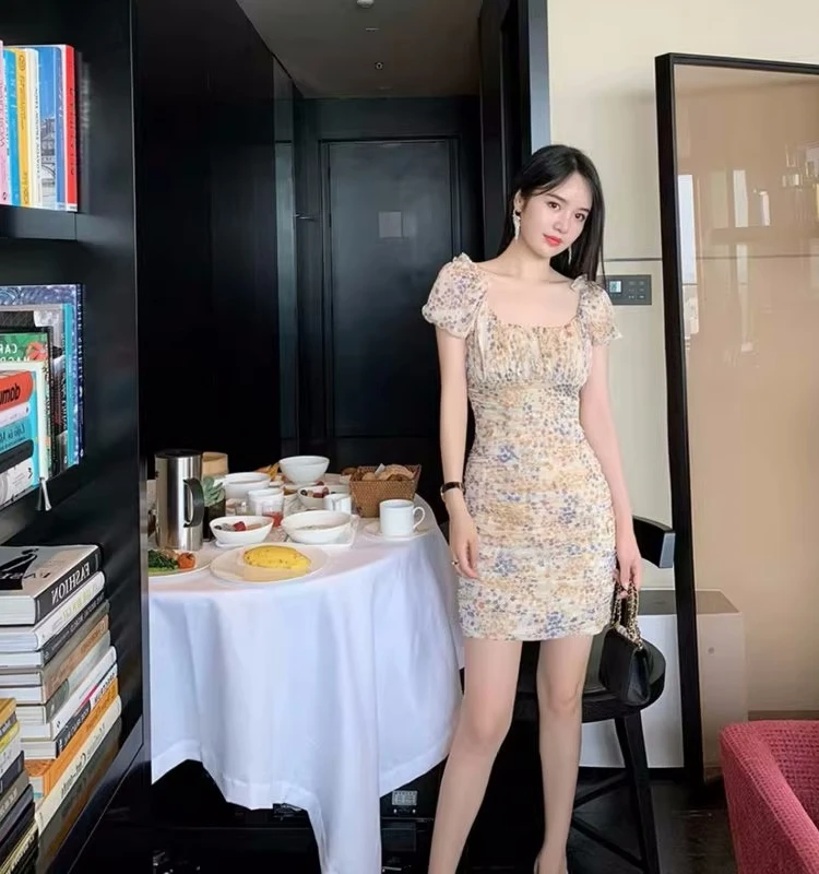 Romantyczna, wyszczuplająca, letnia nowość - spódnica z plisowanymi, bufiastymi rękawami, z wiązaniem w talii i wysokim stanem.