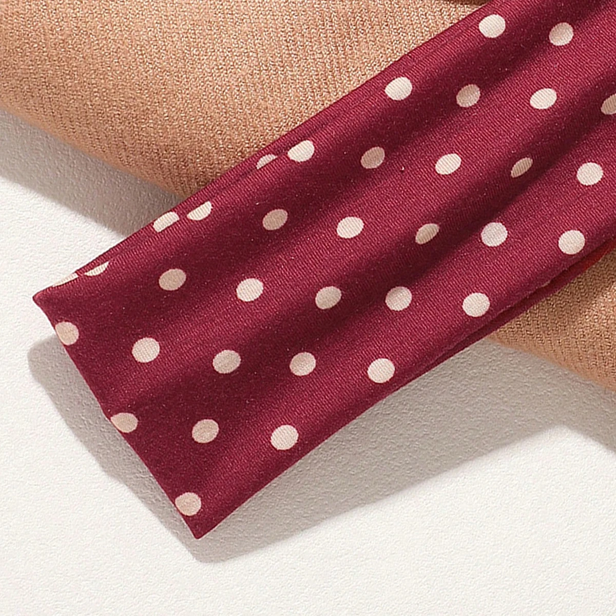 3-teiliges Set eleganter und süßer Damen-Stirnbänder aus elastischem Stoff mit schwarz-weißem Polka-Dot-Print, geeignet für den täglichen Gebrauch und Fitness. – Detail 5