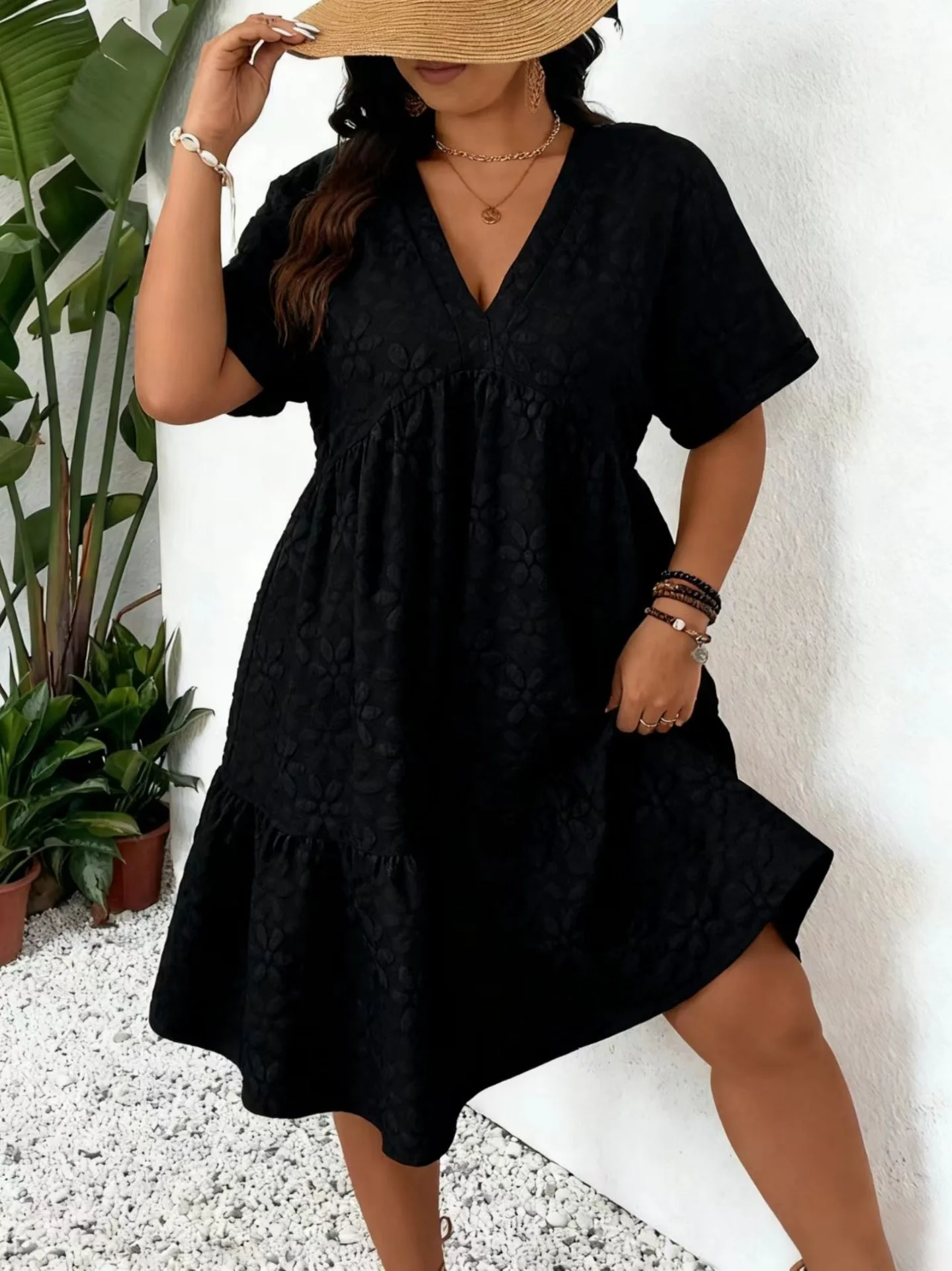 

Black embroidered V-neck short-sleeved dress; plus-size loose and slim-looking retro style dress with lotus leaf hem