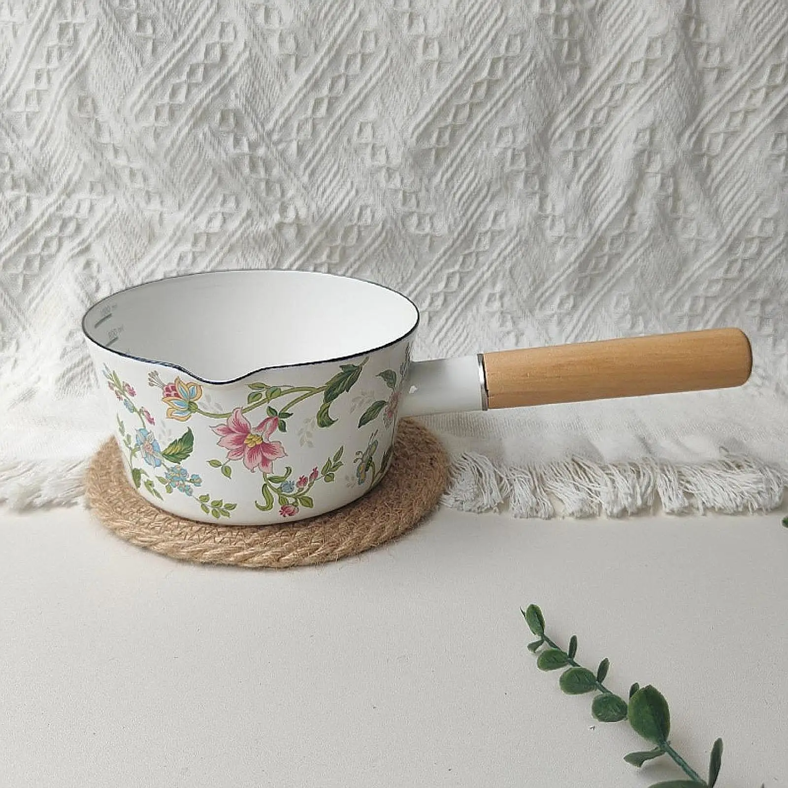 

Enamel Milk Pot with Wooden Handle Soup Pot for Breakfast Home RV Travel