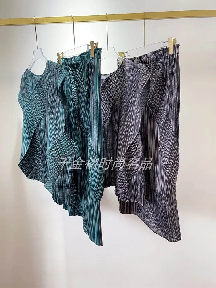 Miyake's damesset met geplooide plooien met een modieus ontwerp, een losse en afslankende top en een tweedelige rok Nieuwe zomer