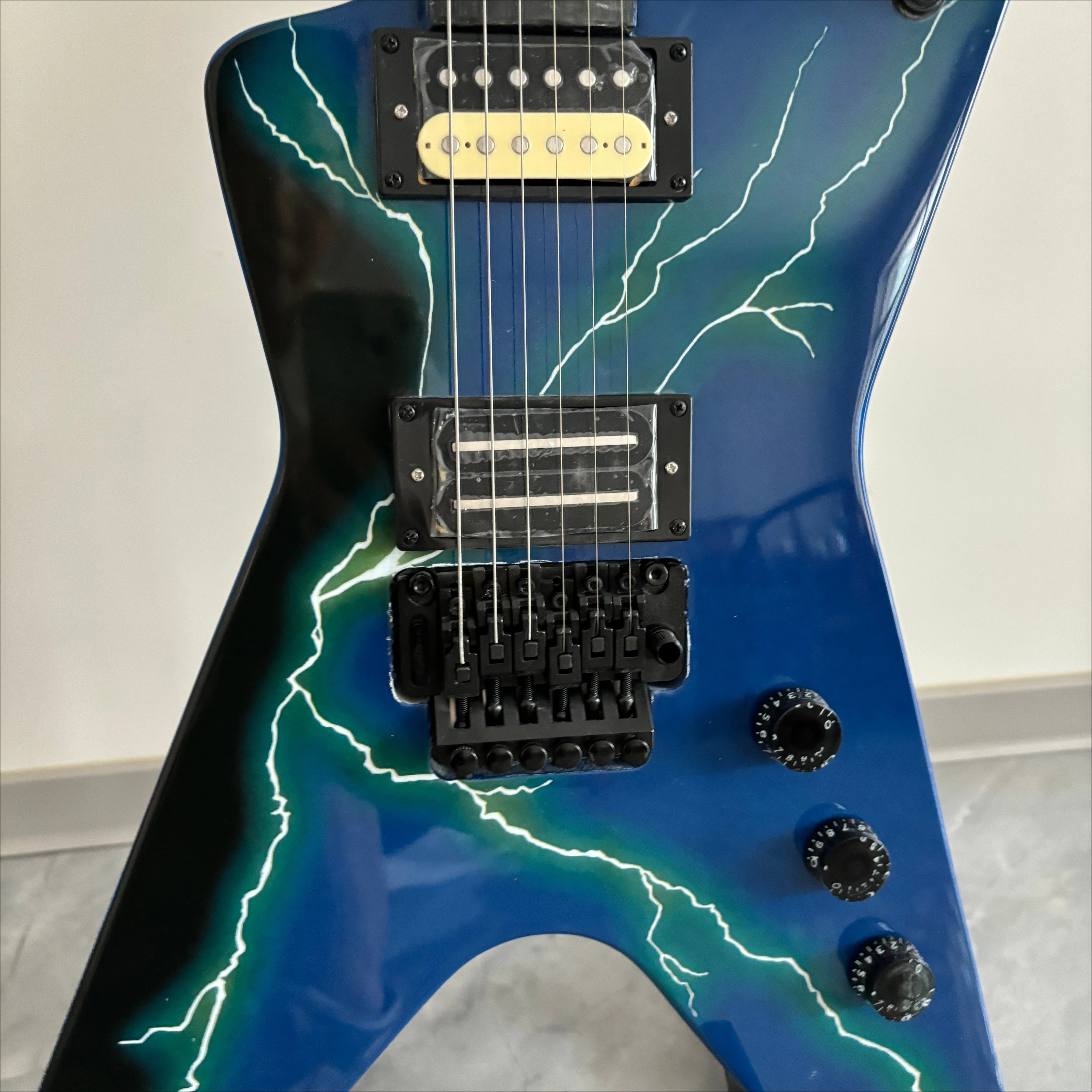 Electric Guitar Classic Metal Alien Sharp Blue-Black Lightning Finish Solid Mahogany Body HH Pickups Double-Locking Tremolo view 3