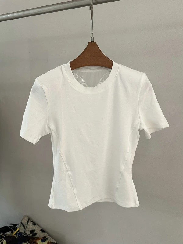 

Элегантная женская футболка с коротким рукавом и сетчатой вставкой на спине, приталенный крой, повседневный стиль, модная модель для весны и лета.