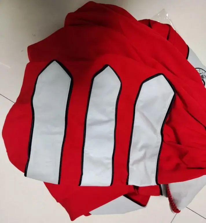 Il diploma scolastico dell'abito da dottorato dell'Università dell'Ohio include il colletto di stoffa del cappello