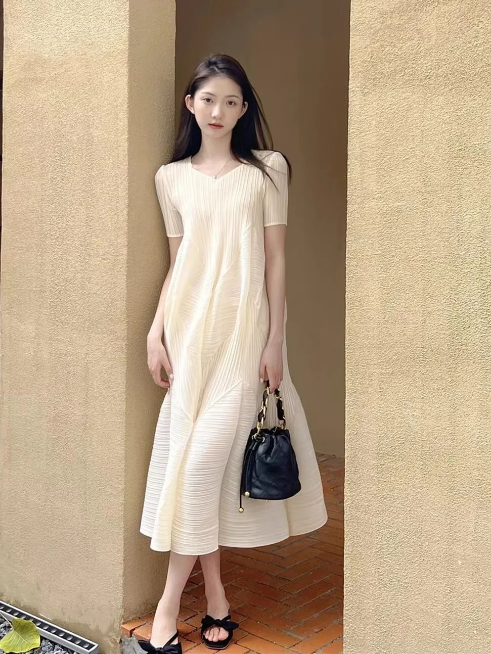 

Loose Sleeveless Pleated Dress Summer 2025 Small Audience Design Casual Slimming Long V-Neck A-Line Dress Polyester Fiber