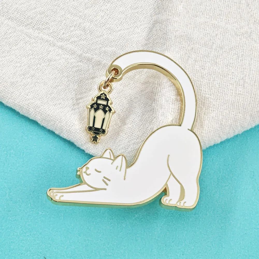 Niedliche weiße Katzen-Emaille-Pins, baumelnde Laternen-Broschen, dehnbare Kätzchen-Hängelampen-Reversnadeln, Rucksack-Schmuckgeschenk, Großhandel – Detail 7