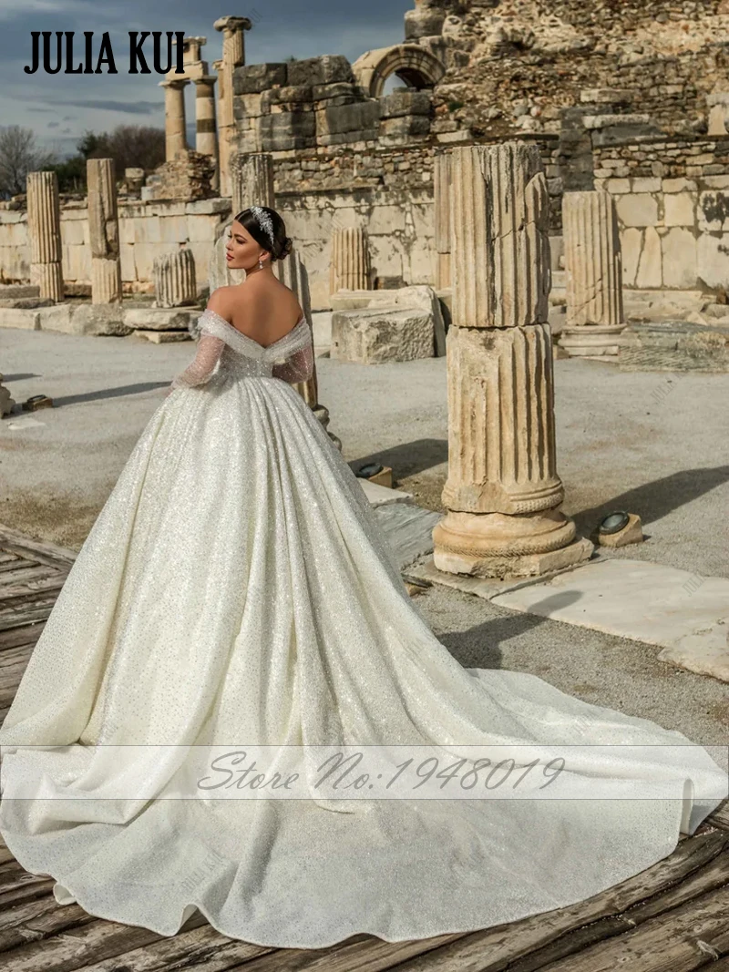 Suknie ślubne balowe szyte na miarę, urocze, z koronką, zdobione koralikami, cekinami i perłami, błyszczące, z odkrytymi ramionami, dekolt w serduszko.