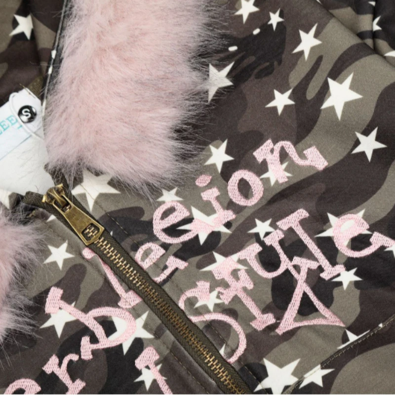 ハイストリートファッションのトレンド、パーソナライズされたプリント入り帽子、ジッパー付きカーディガン、迷彩柄のフード付きスウェットシャツ、ベルベットのファー襟