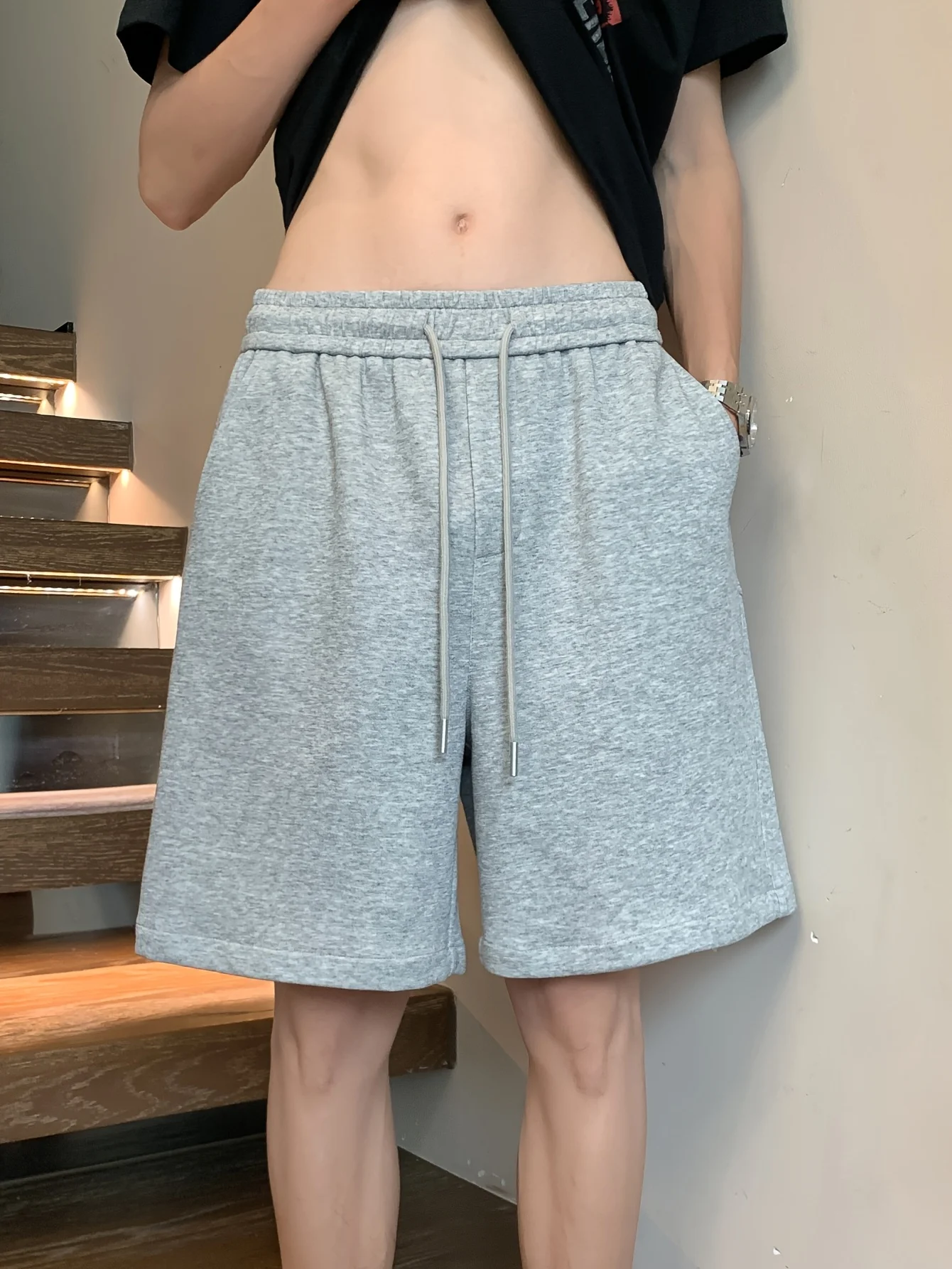 Shorts casuais masculinos, um modelo estiloso e moderno com patchwork e cintura elástica com cordão.