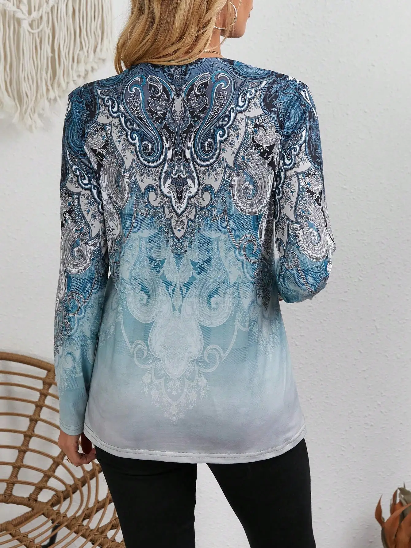 Afbeelding 3: Dames top in etnische stijl: vintage print, lange mouwen, V-hals, blouse met knoopsluiting