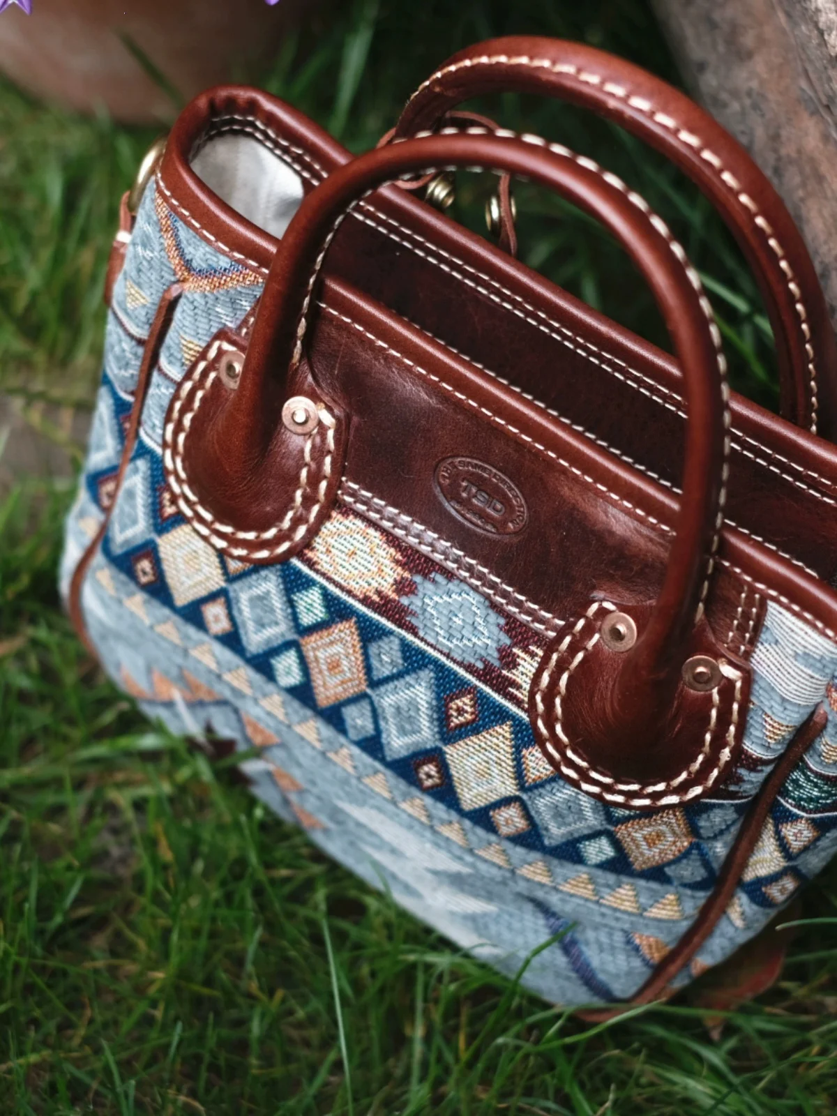 Handgefertigte Nischen-Umhängetasche aus Rindsleder mit Nähten