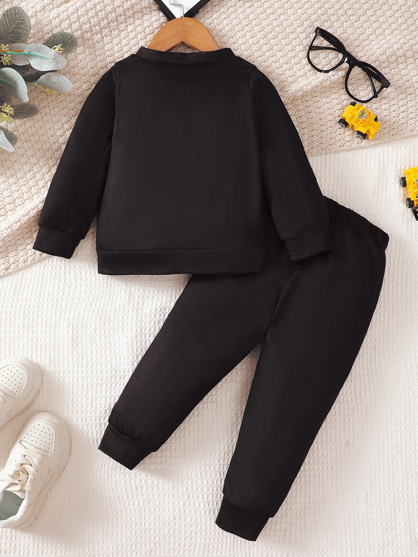 Two-piece set for boys, off-road vehicle & letter print long-sleeve top + pants, casual and comfortable little boy's clothing, autumn and winter