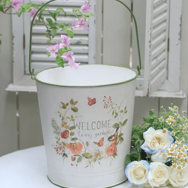 Vintage Iron Art Awakening Flowers Bucket with Wooden Handle Flower Bird Reliefs Plant Pot Good-looking Flower Vessels for Shop