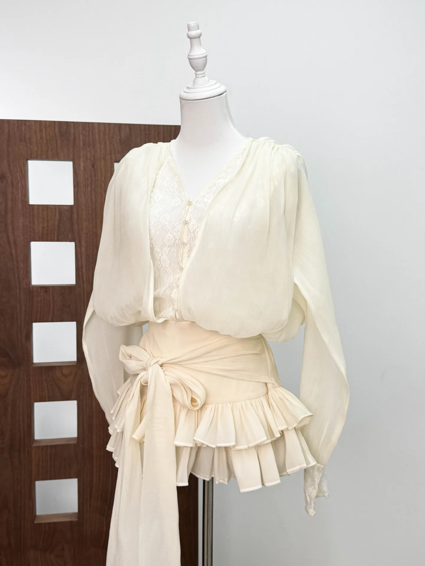 Vestido Sexy de encaje con pliegues recortados y cuello en V para mujer, vestidos informales de manga larga para vacaciones, vestidos de fiesta de noche, Vestido de vacaciones