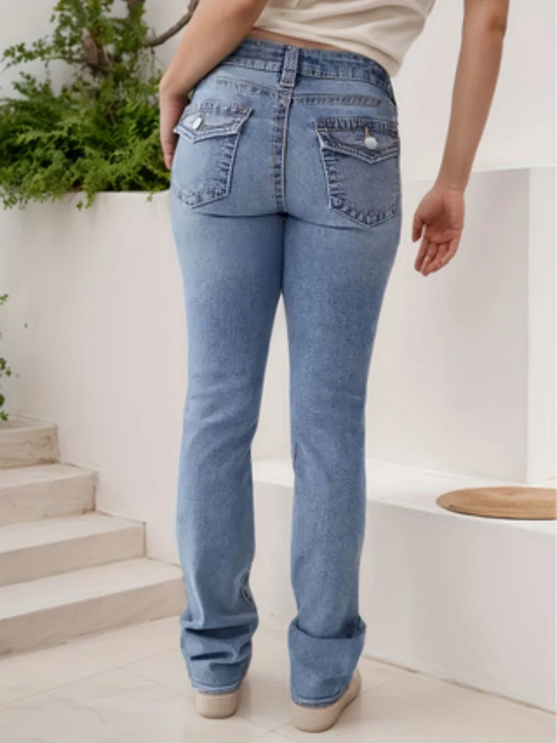 Die Straight-Fit-Jeans für Damen verfügt über ein stilvolles, schlankmachendes Design mit einer eng anliegen Hüfttasche, einschließlich Knopftaschen, perfekt für den Alltag