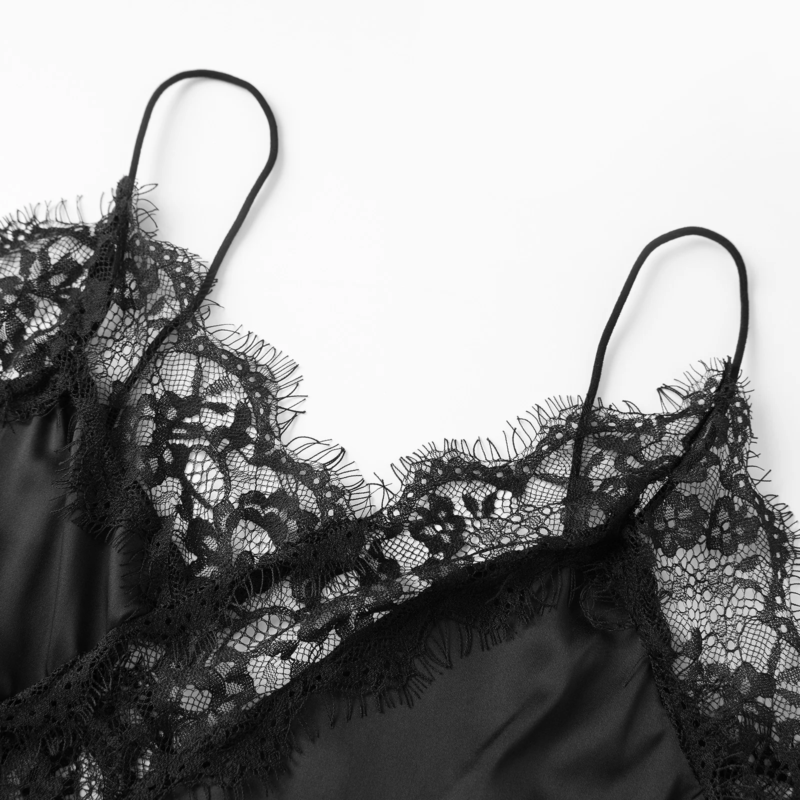 เสื้อครอปท็อปสไตล์ Y2K แฟชั่นผู้หญิง เสื้อกล้ามลูกไม้สีดำ แต่งขอบไม่สมมาตร แขนกุด เปิดหลัง แฟชั่นสำหรับออกงาน